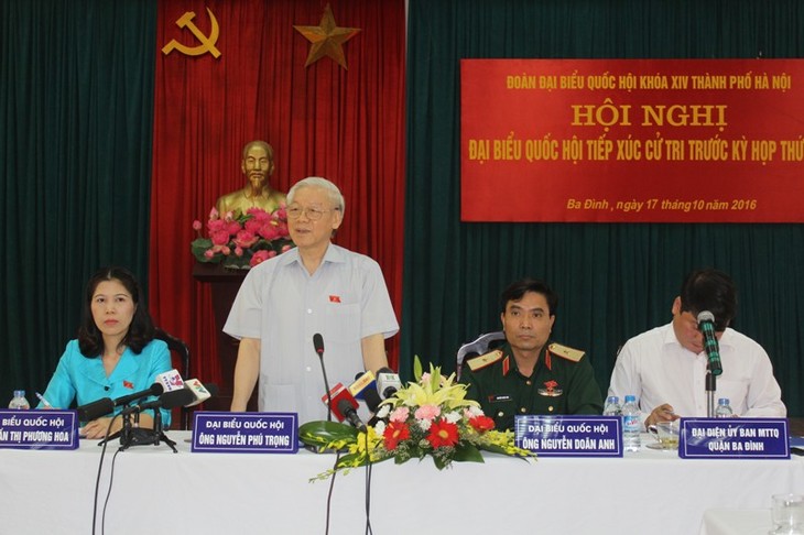 Party leader Nguyen Phu Trong meets voters of Tay Ho district, Hanoi - ảnh 1